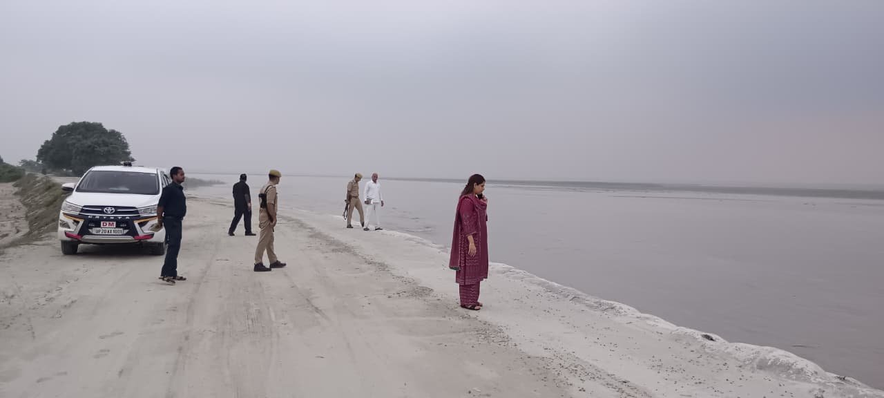 जिलाधिकारी जसजीत कौर रावली तटबंध का निरीक्षण करते हुए।